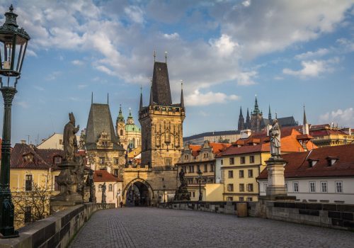 czech-republic--prague--view-of-mala-strana-bridge-tower-and-prague-castle-from-charles-bridge-543346039-5967fbaf3df78c57f499c5fb